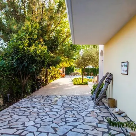 Thanasis Hotel